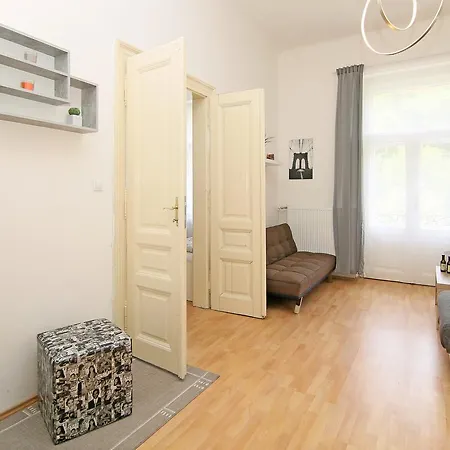 Spacious Ujezd Apartman